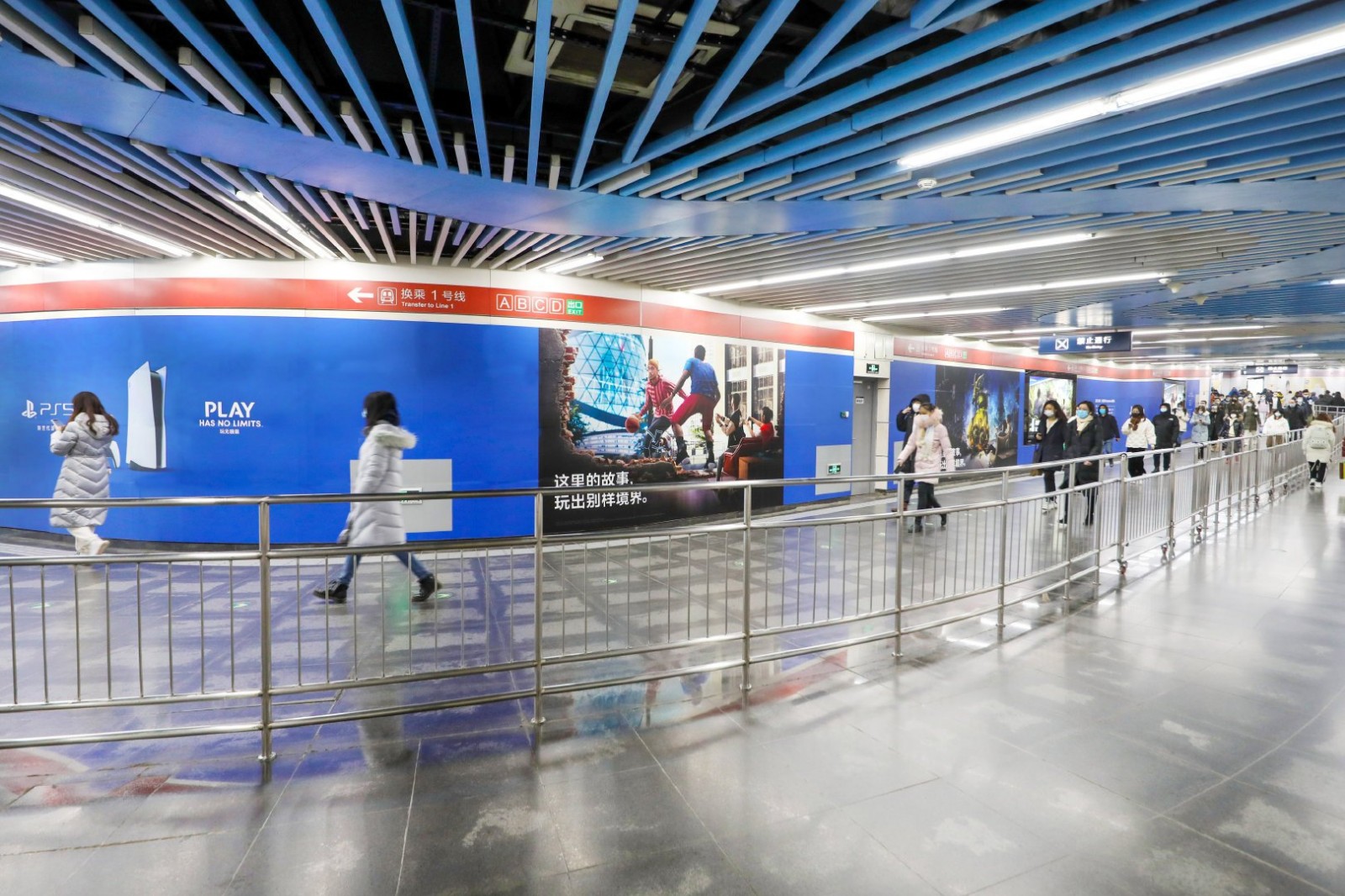 PS5上海地铁站大幅广告：《暗影火炬城》登场