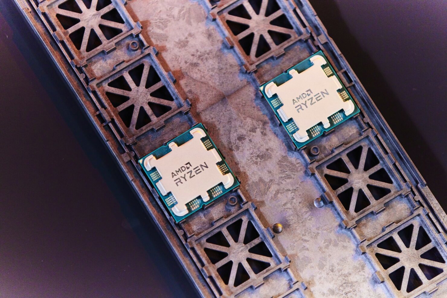 AMD钝龙7000工程版中不俗参数尾曝：16核/8核单版本