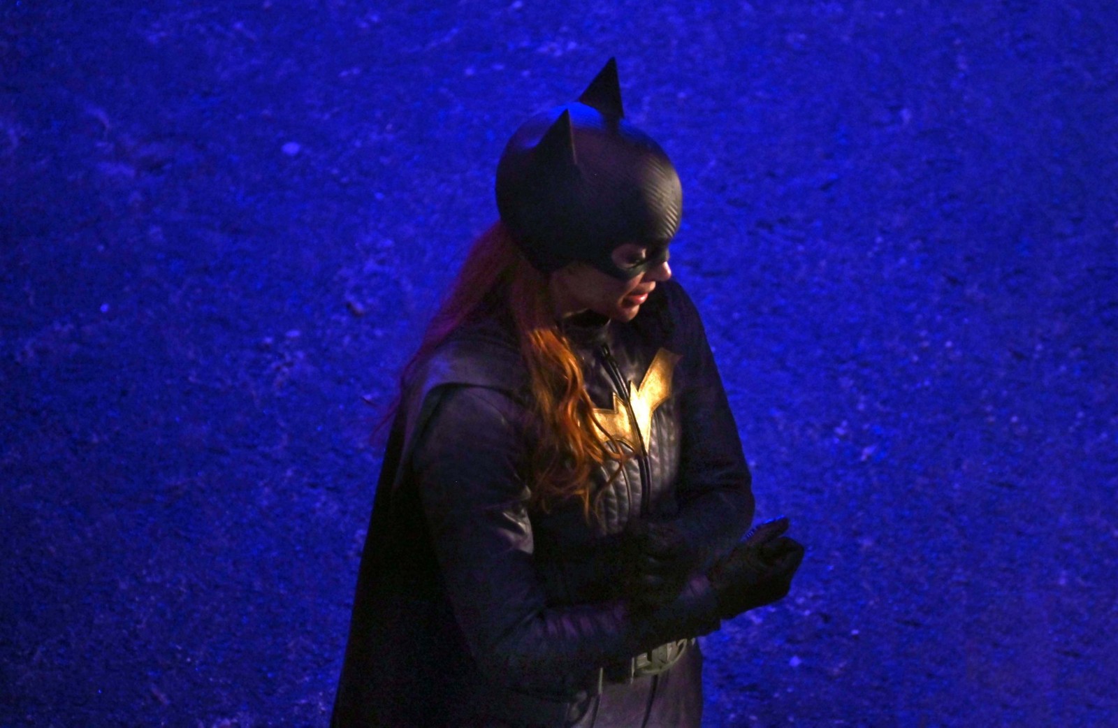 《蝙蝠女》曝光新片场照 主角身披战衣嘴角竟有血迹
