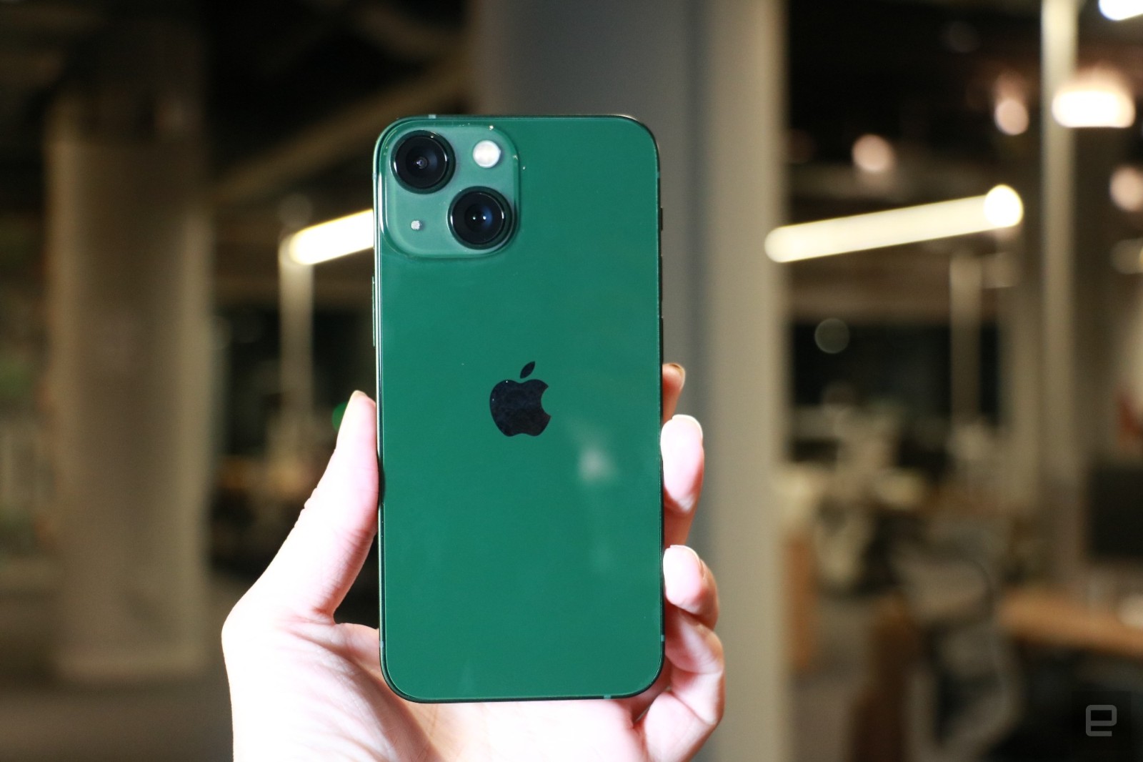 跟去年紫色iphone 12不同的是,今年苹果推出的苍岭绿iphone 13 pro和