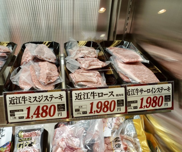 要什么玩偶娃娃！日本一家肉店推出高级牛肉抓娃娃机宛如街机厅