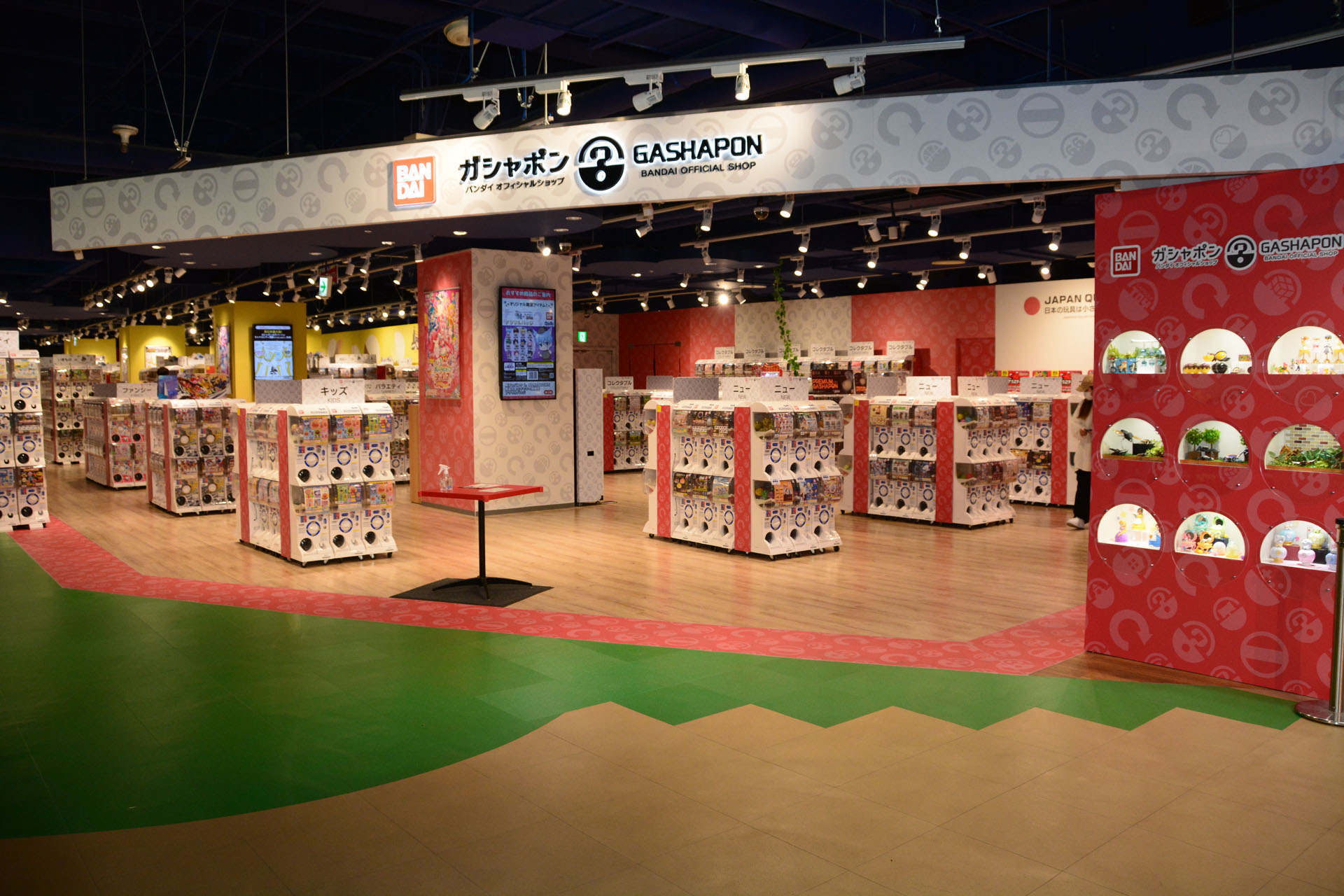 万代日本最大扭蛋机店探店 2000+扭蛋机榨干玩家钱包