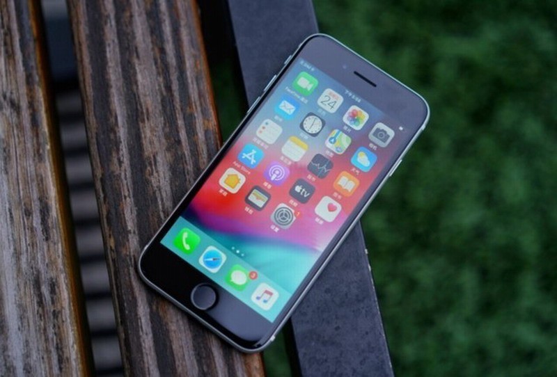苹果官方承认故意让旧iPhone手机越更新越卡