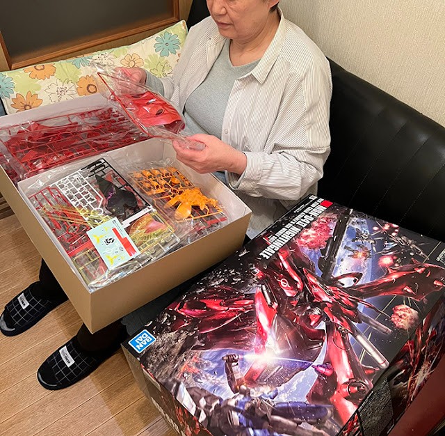 日本老太太70岁开始挑战制作钢普拉 眼花手抖不是问题
