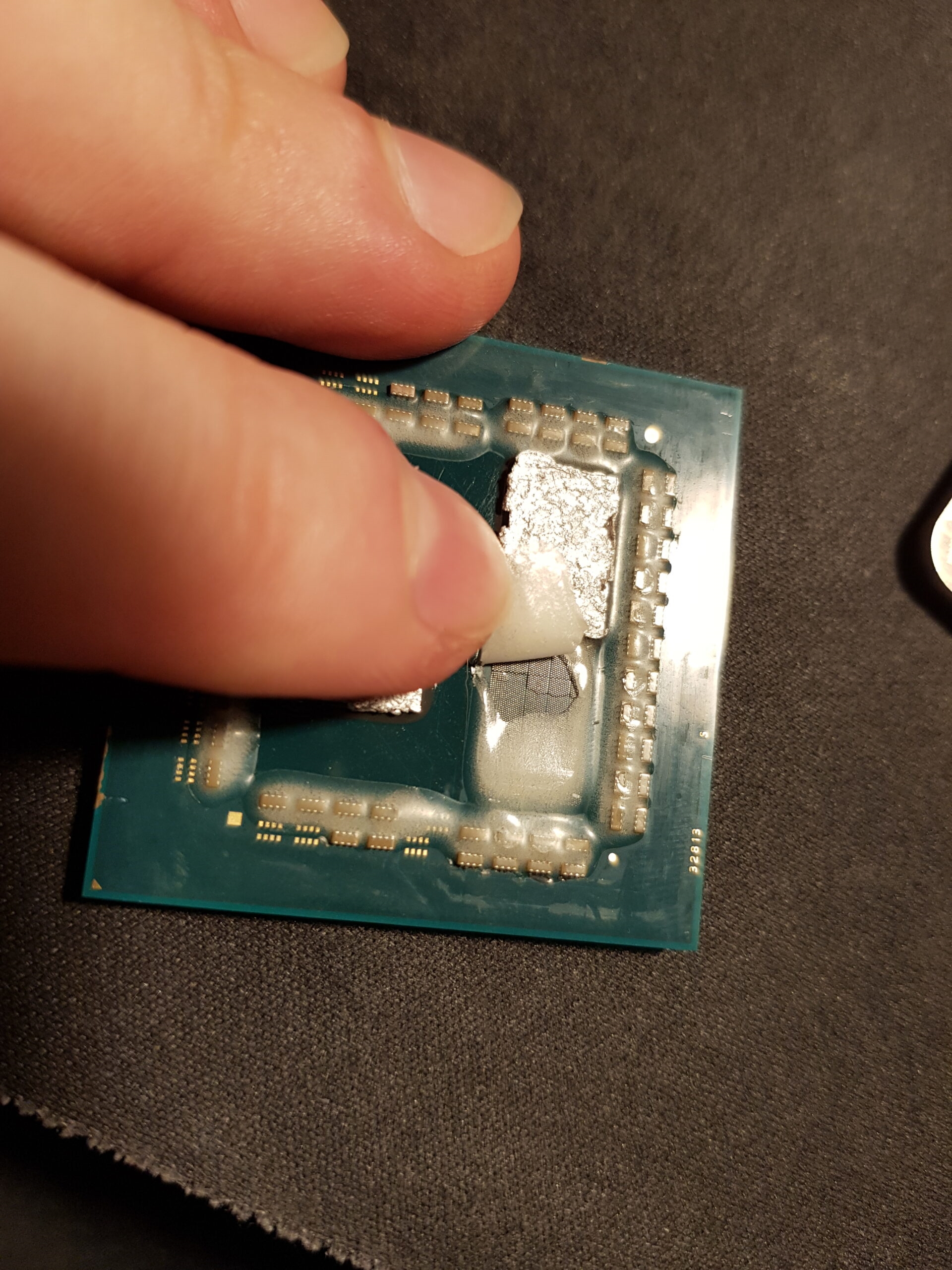 AMD锐龙7 5800X3D成功开盖 玩游戏骤降10℃！