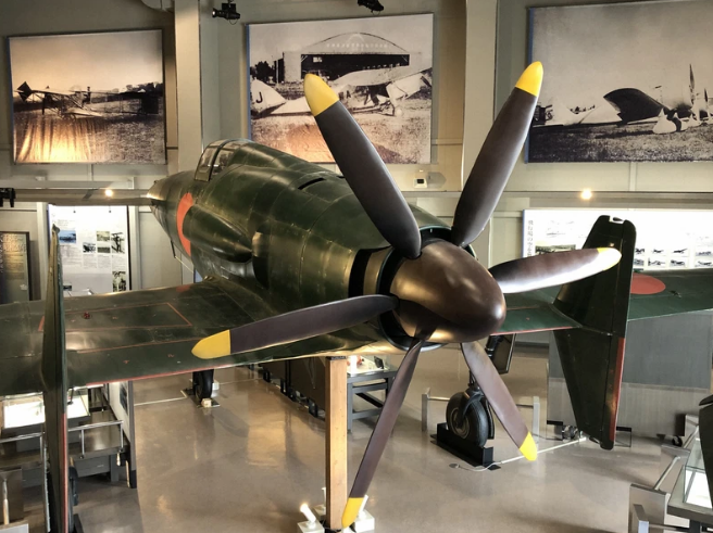 《打击者1945》名机震电实大模型亮相 奇葩前翼式鸭翼设计