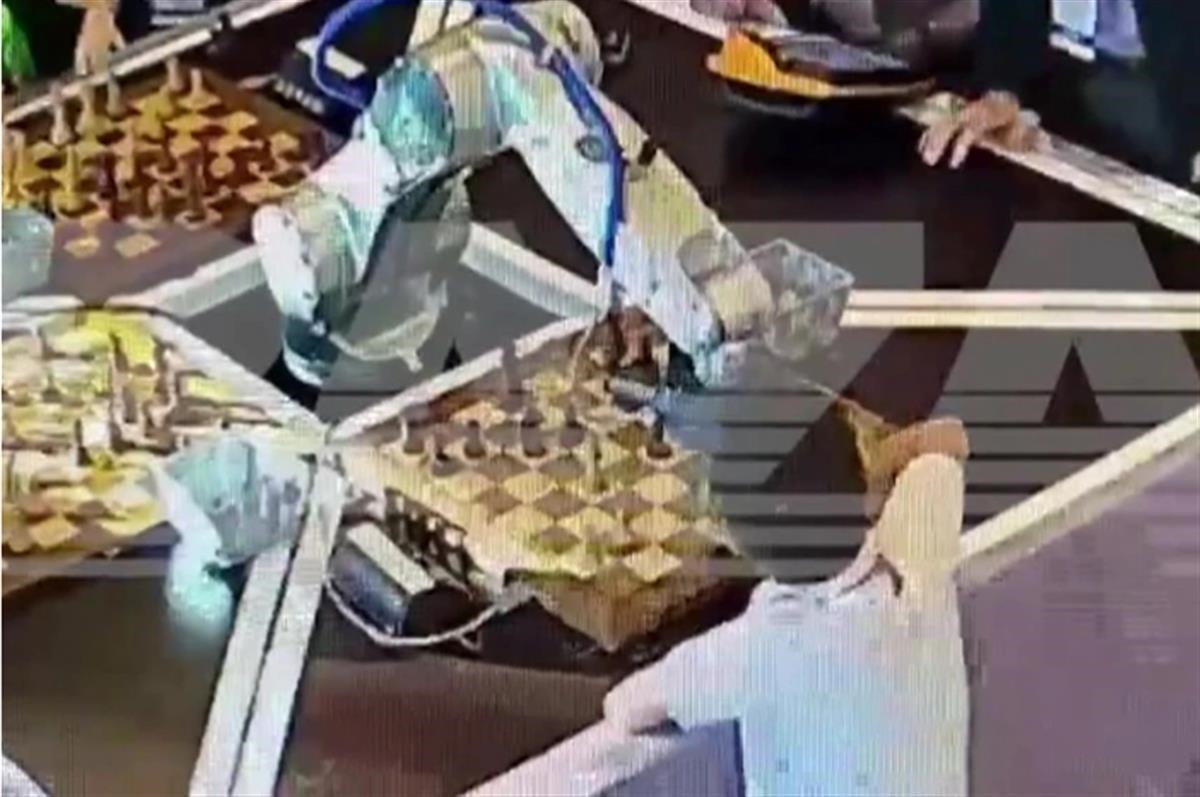 男孩因下棋犯规被机器人折断手指 官方称极其罕见