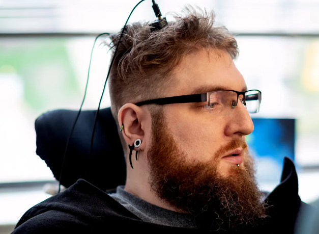 美国男子佩戴脑机接口超七年创记录 电脑、游戏与机械臂人生