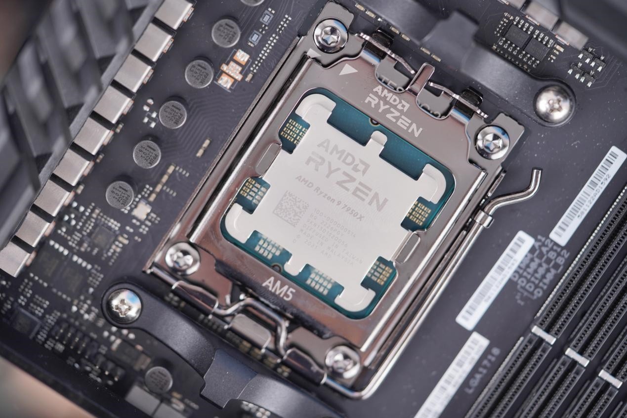 AMD新一代处理器杀到！锐龙9 7950X、锐龙9 7900X图赏