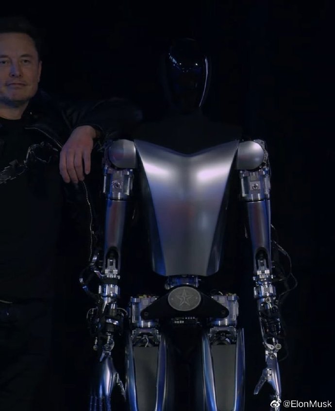 马斯克晒与擎天柱机器人合影  预计产量将达数百万台