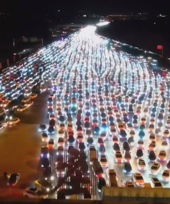 中国第一大收费站堵成停车场！有人90公里竟要开6小时