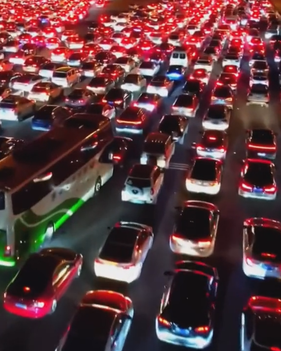中国第一大收费站堵成停车场！有人90公里竟要开6小时