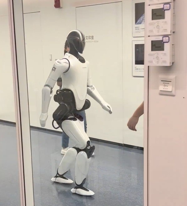 网友偶遇小米人形机器人铁大：健步如飞 比特斯拉的稳