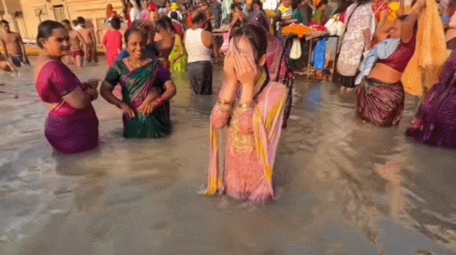日本女网红体验印度恒河净身仪式 上岸后身体不适并生病
