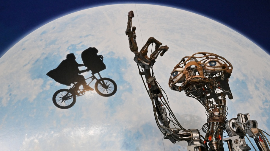 经典科幻电影《E.T.外星人》的ET道具拍卖成功 260万美元成交