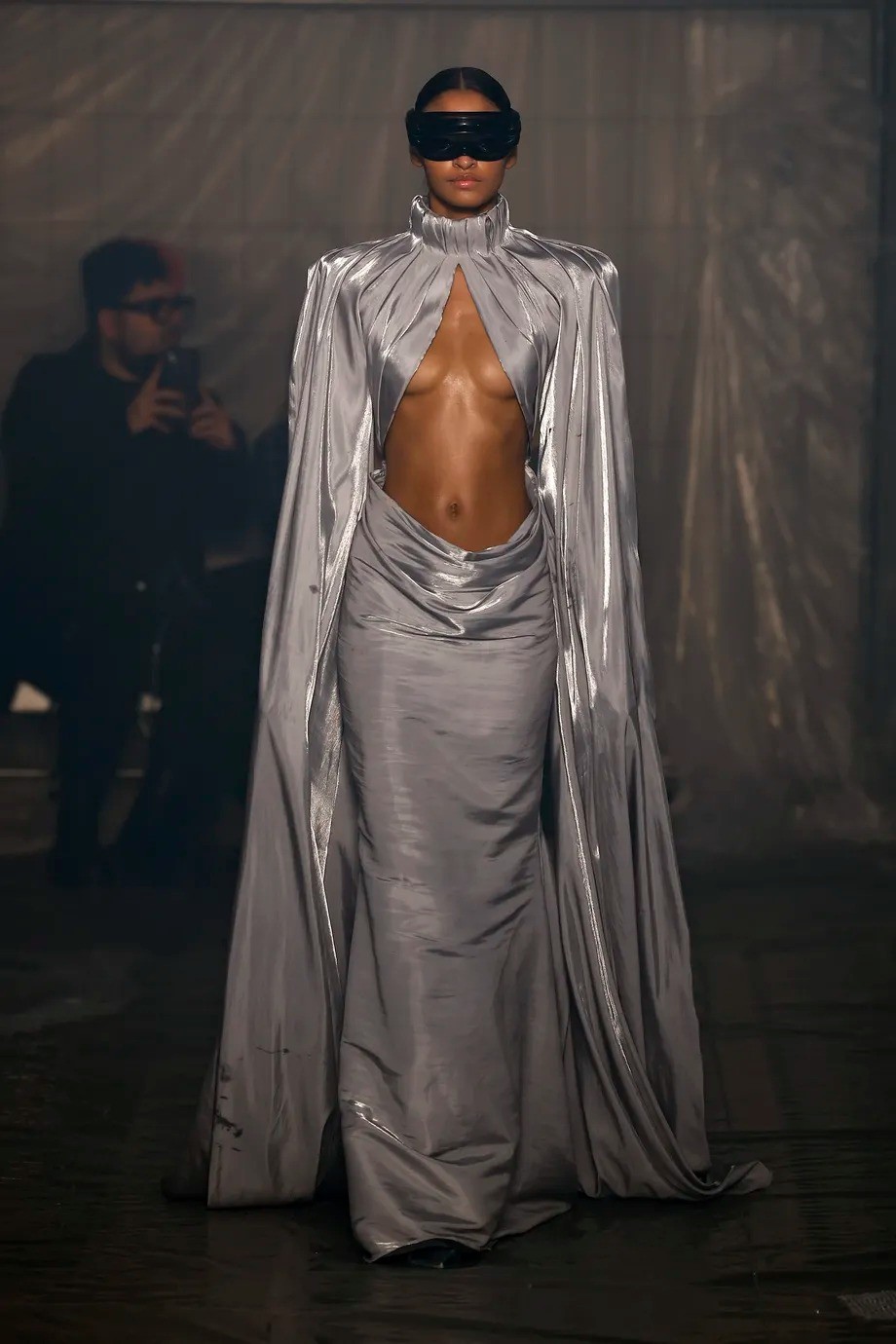 《暗黑破坏神4》主题服装亮相米兰时装周 这服装很地狱