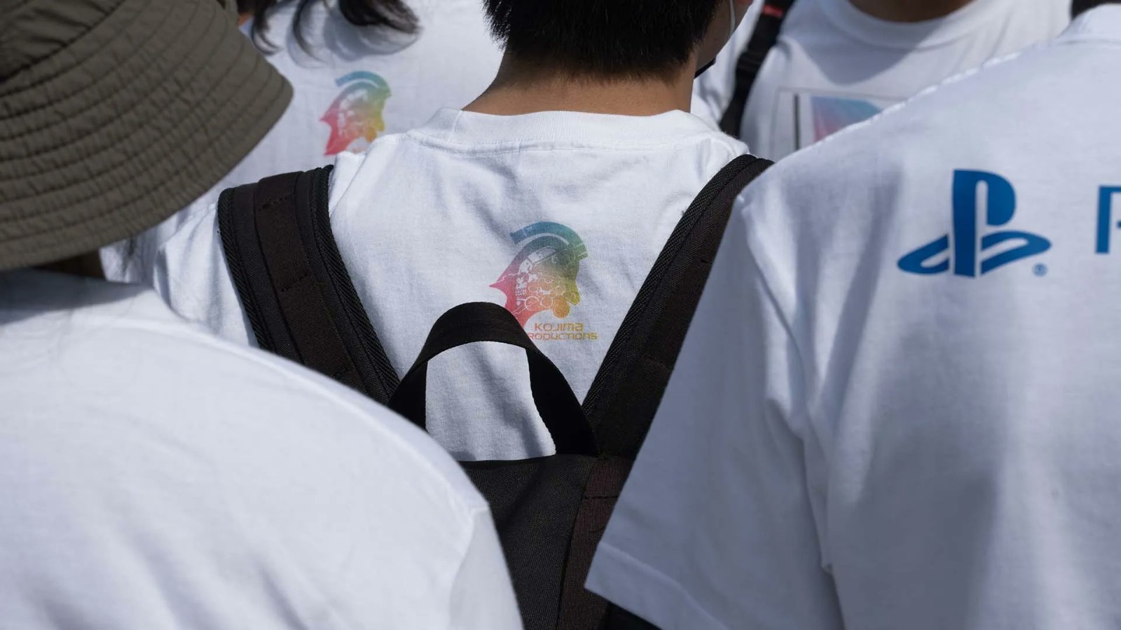 小岛工作室志愿者穿有彩虹旗Logo的T恤 支持LGBT群体