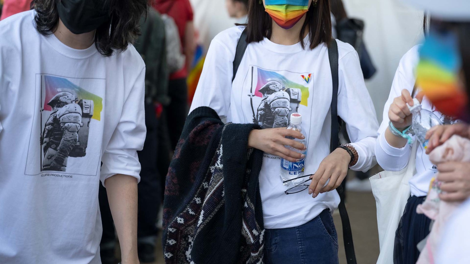 小岛工做室志愿者脱有彩虹旗Logo的T恤 支撑LGBT群体