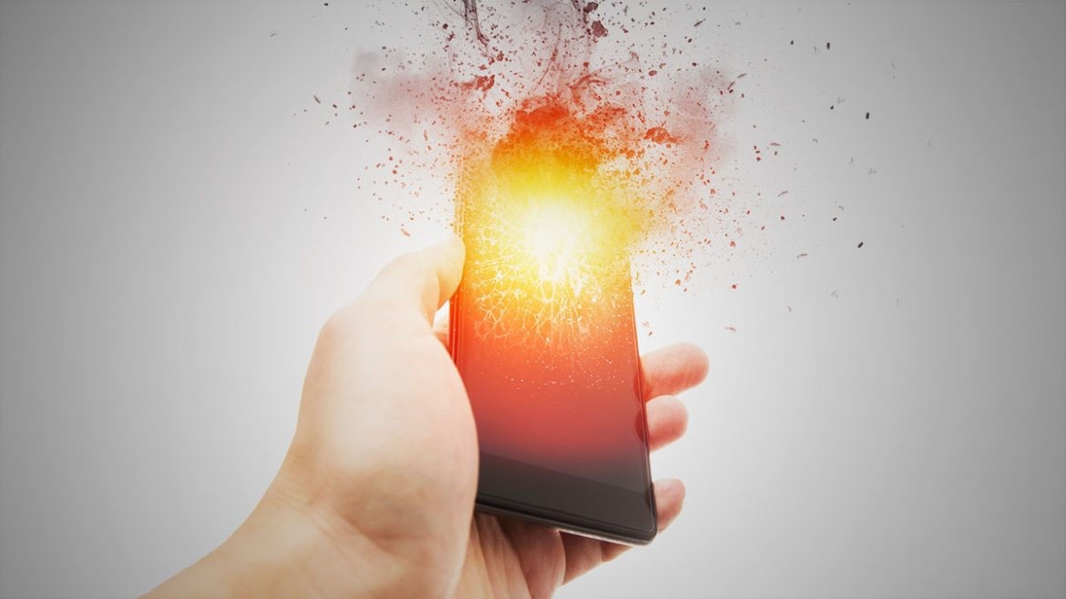 印度一位8岁女孩玩智能手机 手机突然爆炸让其受伤害