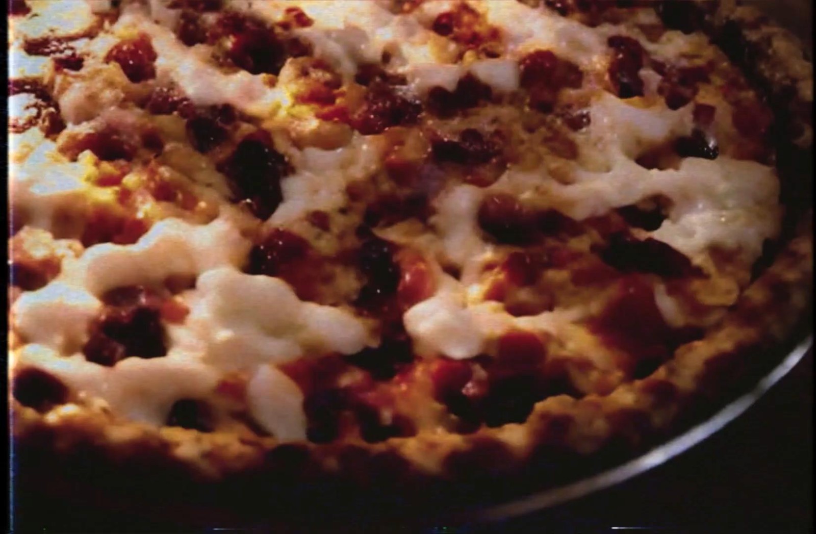 AI生成的《披萨广告》欣赏 有些糟糕但让人印象深刻