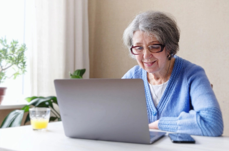 最新研究：规律上网能降低患老年痴呆的风险