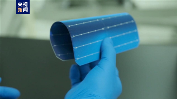 我国研制出下柔韧性单晶硅太阳电池：可像纸1样曲曲