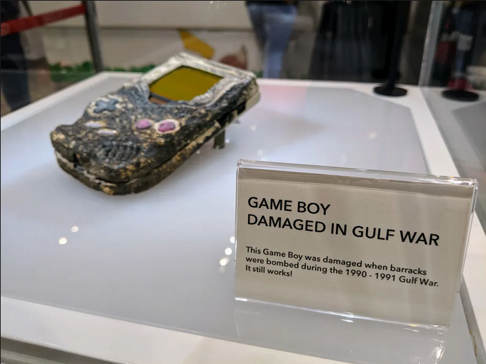海湾战争幸存Game Boy从纽约任天国展厅移除
