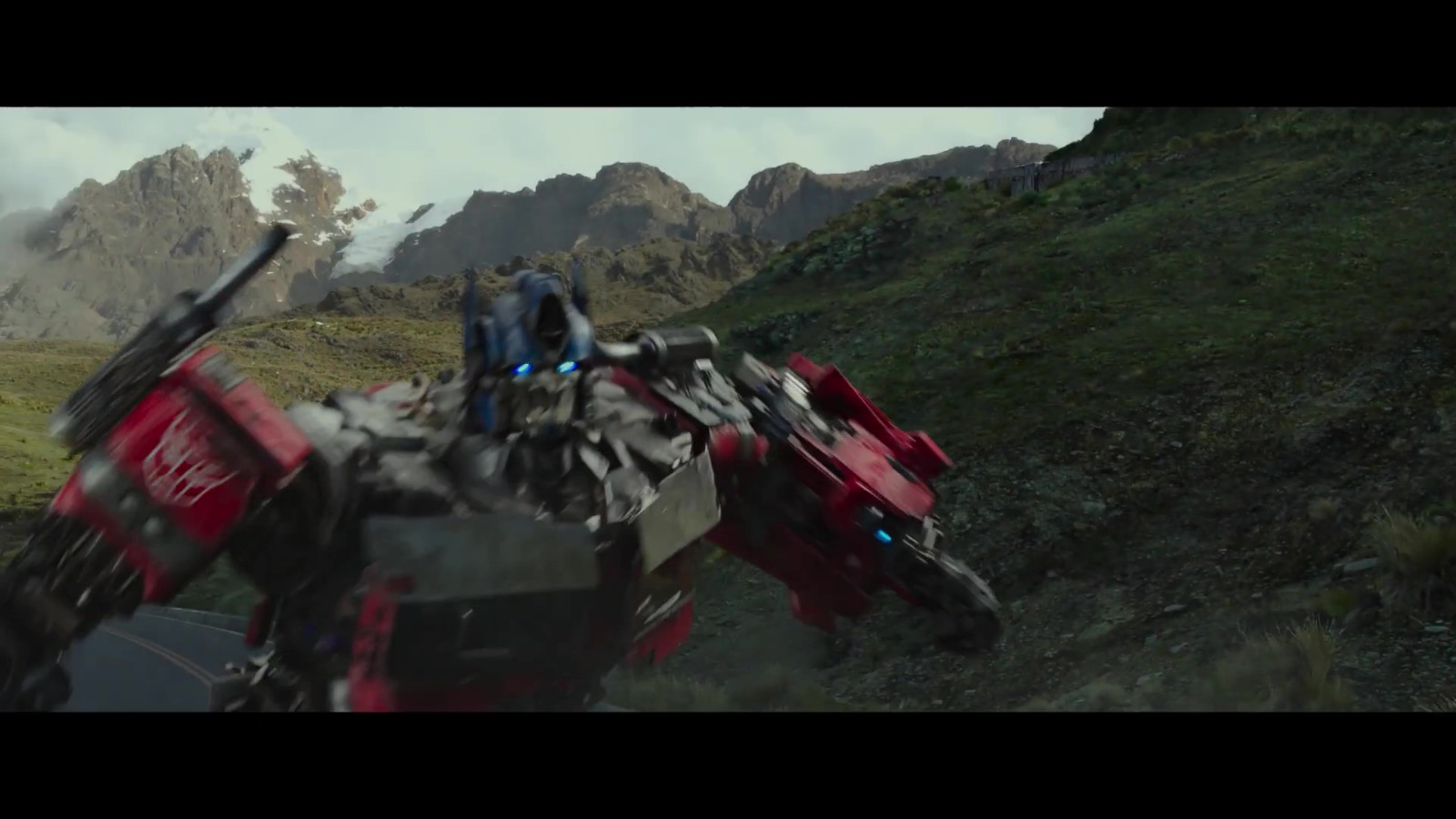 天竺鼠车车联动变形金刚 为《超能勇士崛起》日本上映预热
