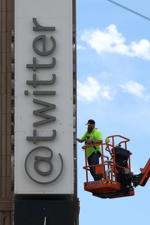 推特公司总部移除标志中 有人报警导致工程停滞