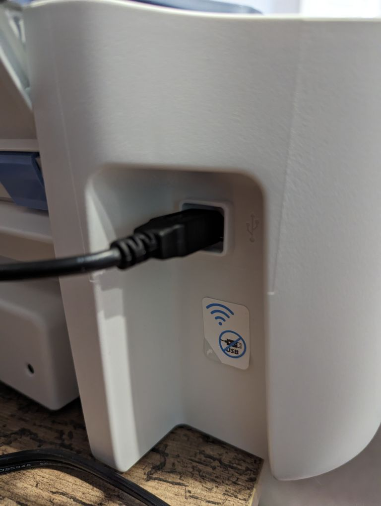 惠普声称无线打印机没有USB接口：只用一张贴纸藏住