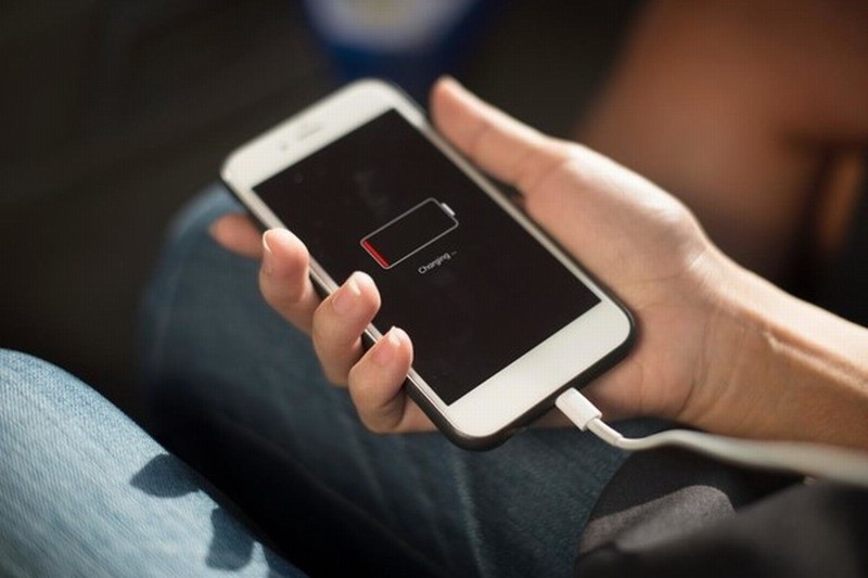 蘋果警告用戶：不要睡在正在充電的iPhone旁邊 會爆！