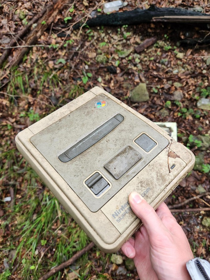 真尋寶之旅 玩家在山腳下撿到多款珍貴古早游戲機周邊