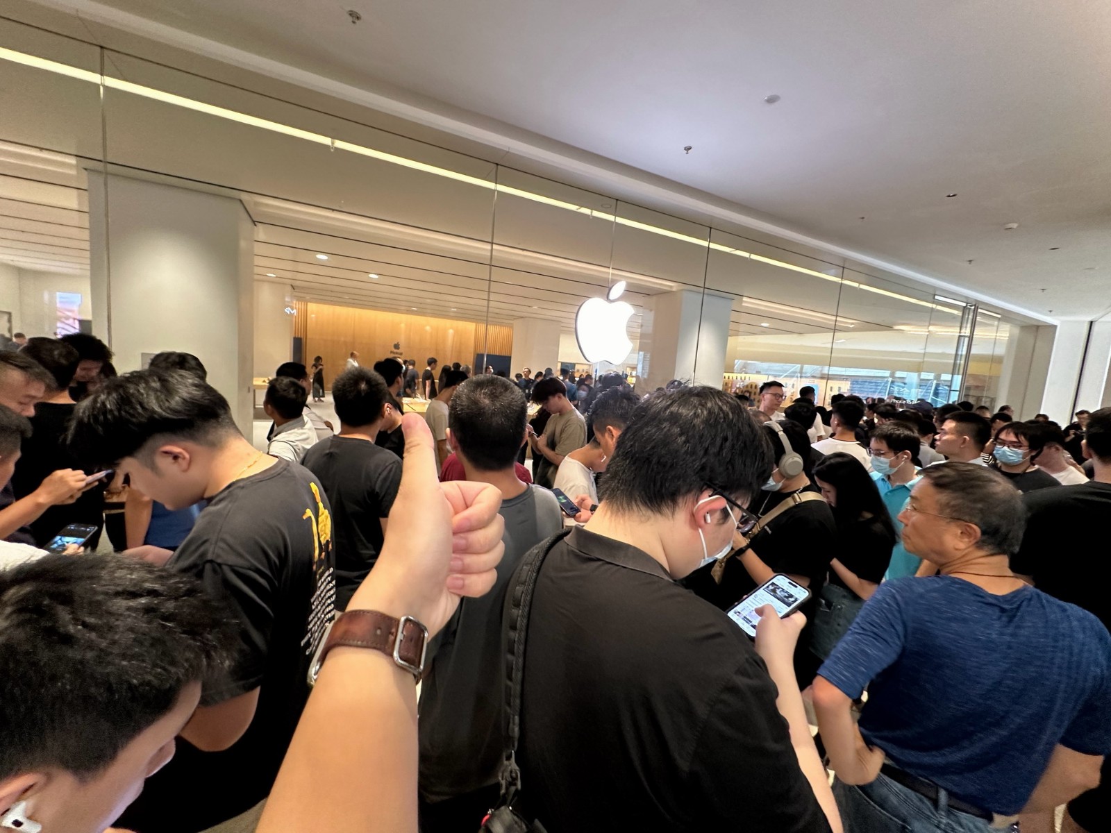 苹果iPhone15开售 北京上海店排长队！发售发售日破发