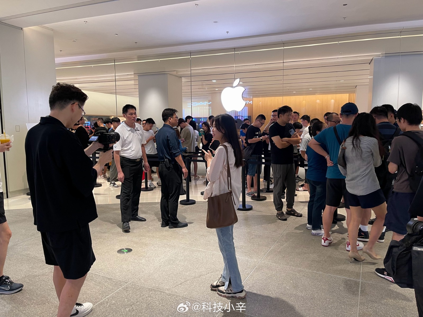 苹果iPhone15开售 北京上海店排长队！发售日破发