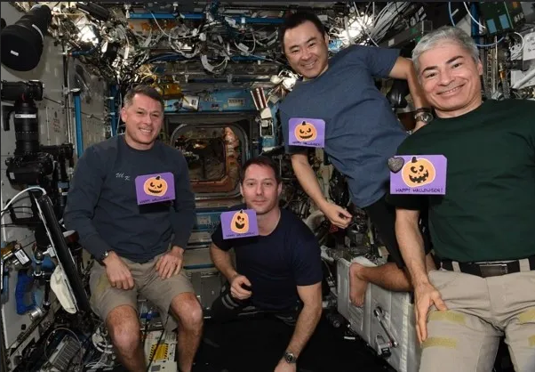 NASA分享宇航员万圣节拆扮 星战马里奥超人