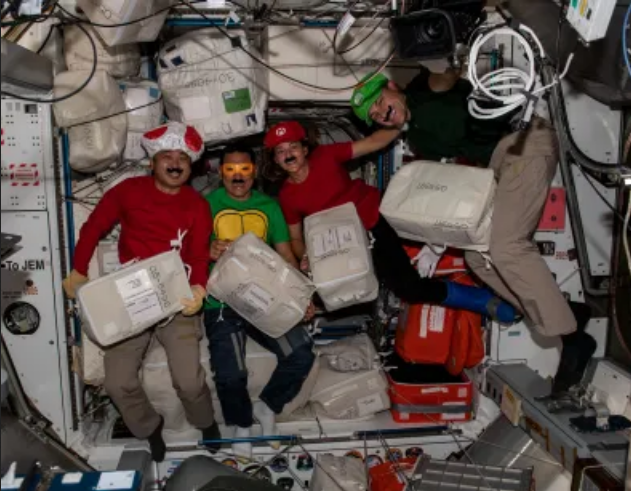 NASA分享宇航员万圣节装扮 星战马里奥超人