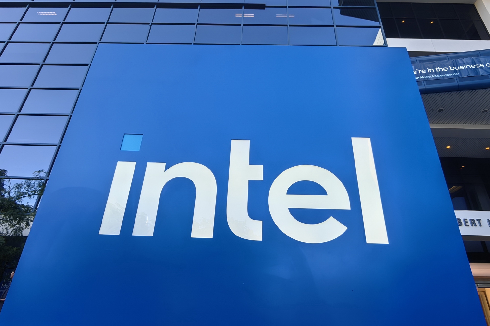 Intel公开34个安全漏洞：其中涉及32款软件、其中2款固件