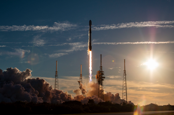 马斯克SpaceX4枚水箭同时耸坐支射场 星舰开体