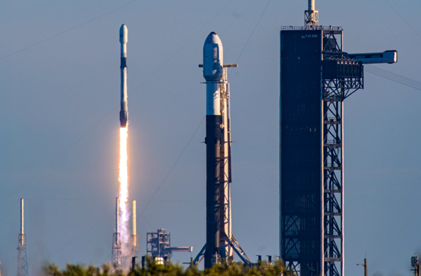 马斯克SpaceX四枚火箭同时矗立发射场 星舰合体