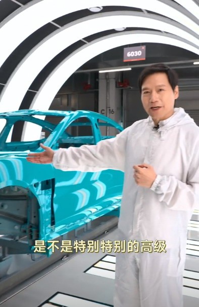 小米SU7实车比图片强 雷军：由于车身漆面 工艺颇为考究