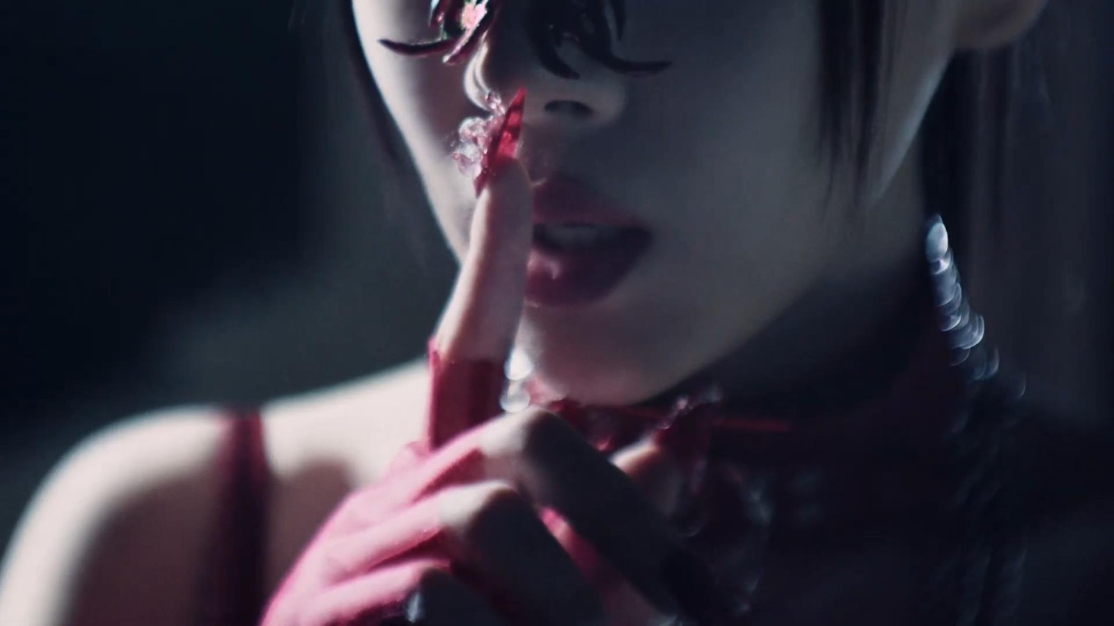 《星刃》与女歌手BIBI联动MV幕后 妆扮造型大赞