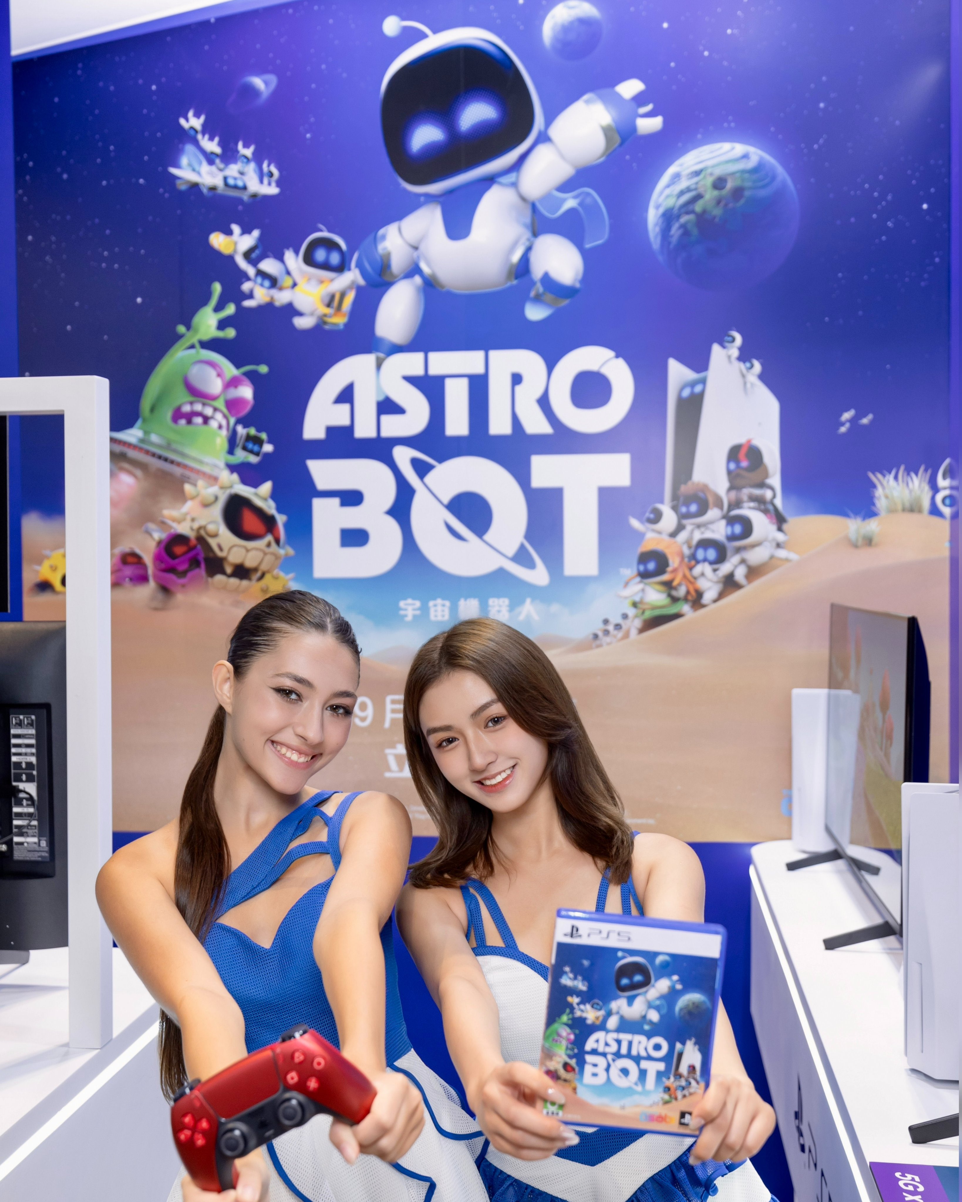两位长腿美女太吸睛！索尼香港宣传《宇宙机器人》