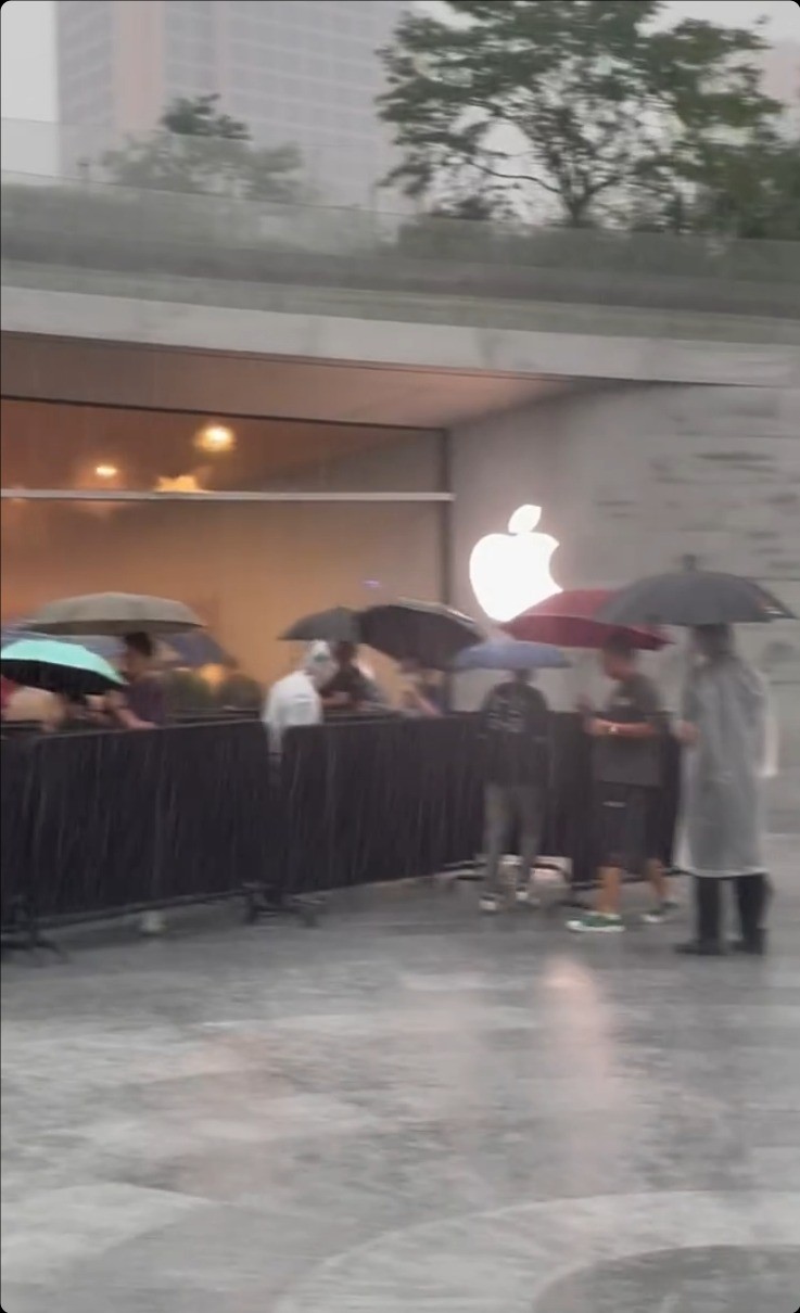 iPhone16開賣：北京上海用戶暴雨中在蘋果店排隊等買