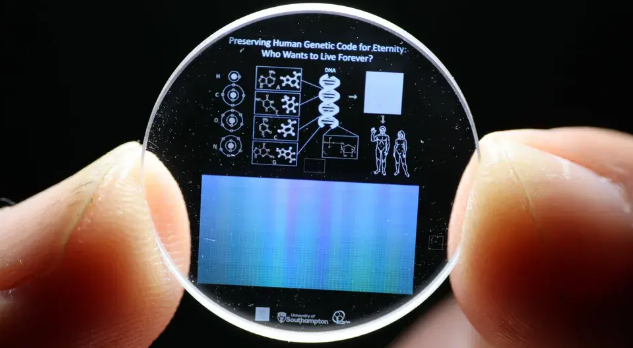 科幻走近现实 英国研究者将人类基因组永久写入记忆水晶