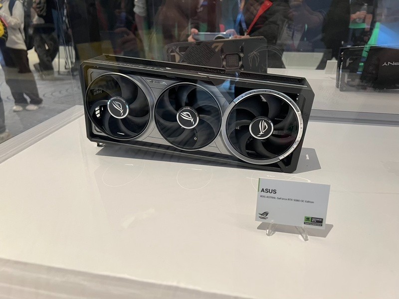 一大批RTX 5090来袭！英伟达公版和AIC非公版显卡图赏