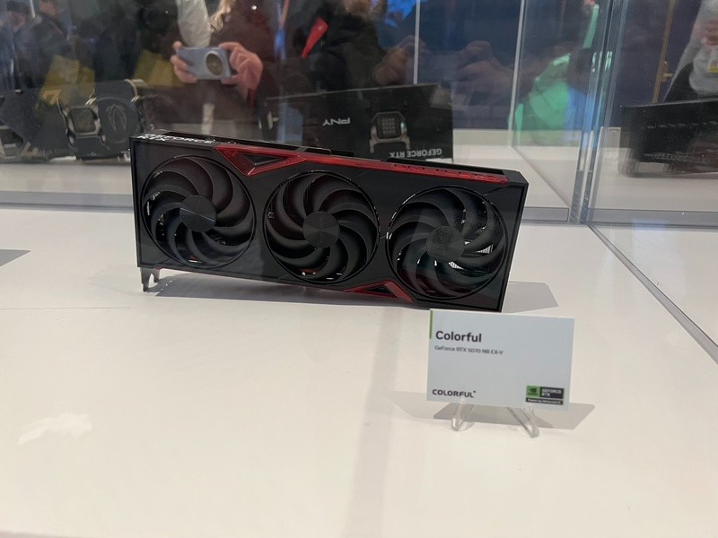 一大批RTX 5090来袭！英伟达公版和AIC非公版显卡图赏