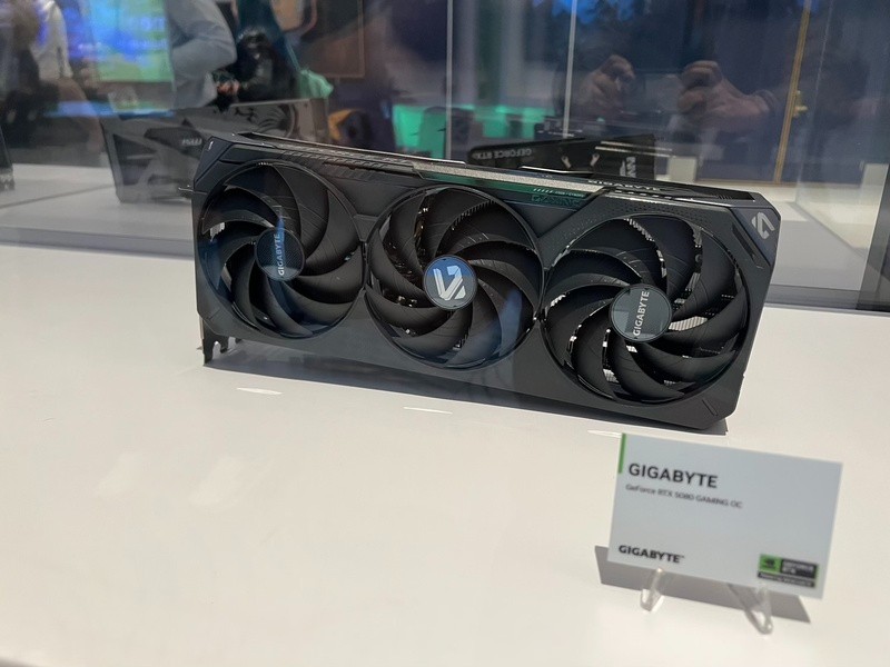 一大批RTX 5090来袭！英伟达公版和AIC非公版显卡图赏