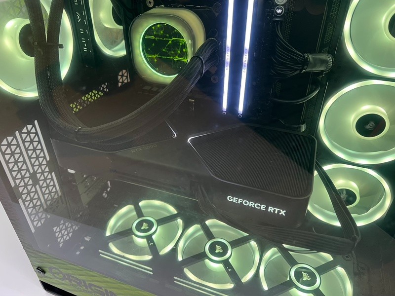 一大批RTX 5090来袭！英伟达公版和AIC非公版显卡图赏