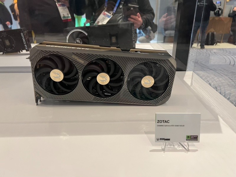 一大批RTX 5090来袭！英伟达公版和AIC非公版显卡图赏