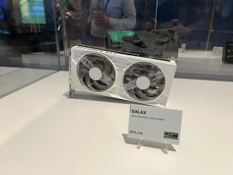 一大批RTX 5090来袭！英伟达公版和AIC非公版显卡图赏